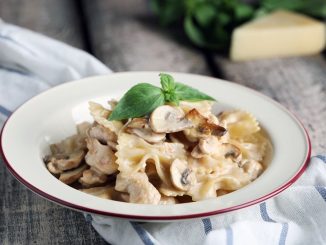 Фарфалле с курицей и грибами в сливочном соусе