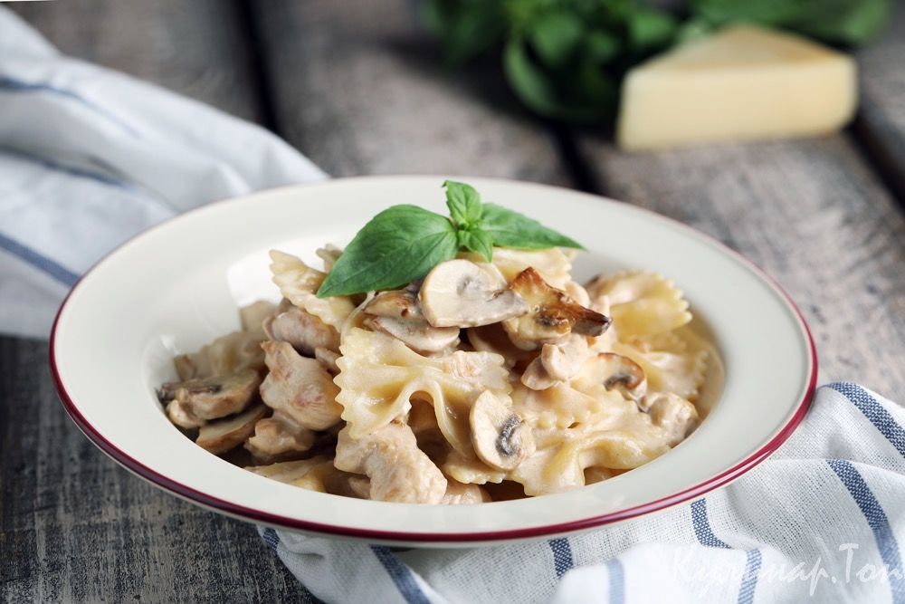Фарфалле с курицей и грибами в сливочном соусе