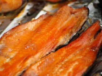 Форель, копченная на доске у костра