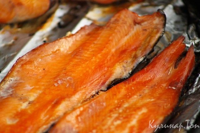 Форель, копченная на доске у костра
