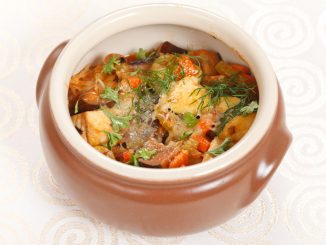 Картошка с курицей, овощами и грибами в горшочках