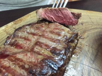 Классический рибай на углях с перечным соусом