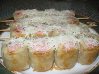 Мини-шашлычки из сосисок в лаваше на завтрак