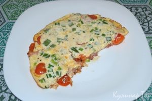 Омлет с помидорами и беконом