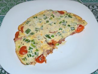 Омлет с помидорами и беконом