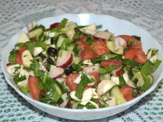 Овощной салат с моцареллой