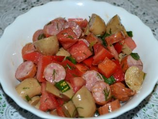 Овощной салат с охотничьими колбасками