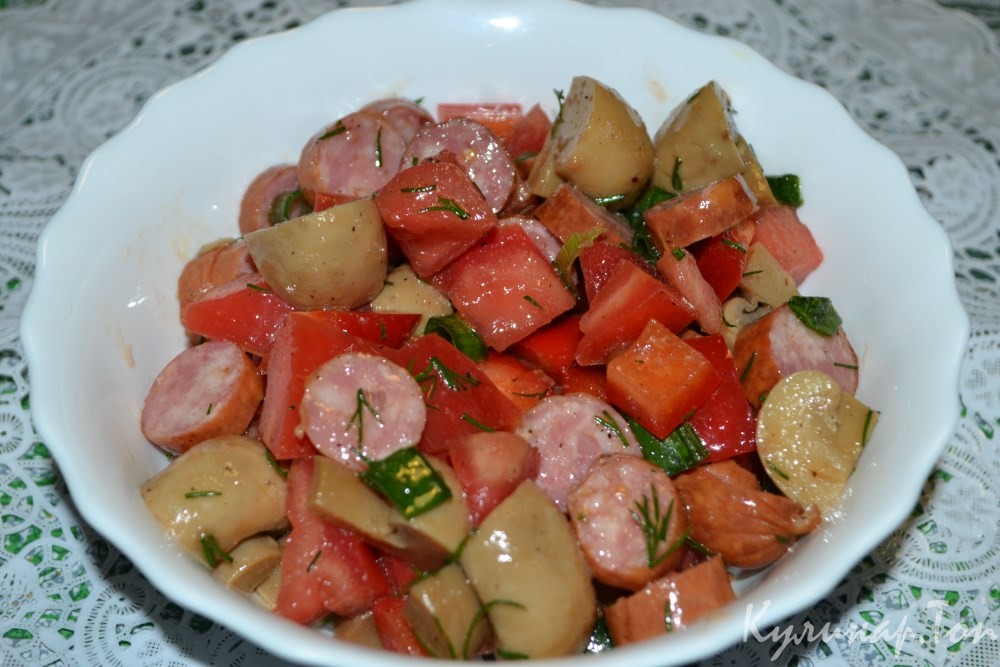 Овощной салат с охотничьими колбасками
