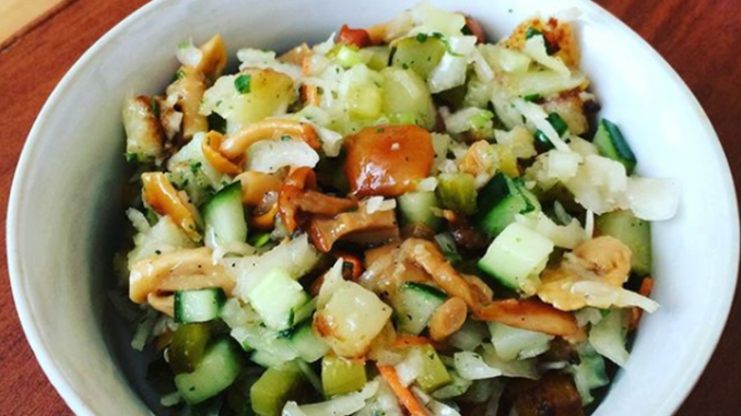 Салат с капустой и маринованными опятами Салат с капустой и маринованными опятами