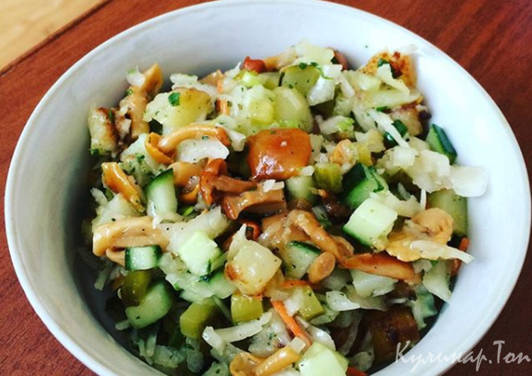 Салат с капустой и маринованными опятами