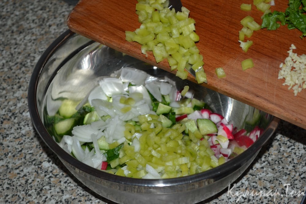 Салат с редисом, болгарским перцем и огурцами