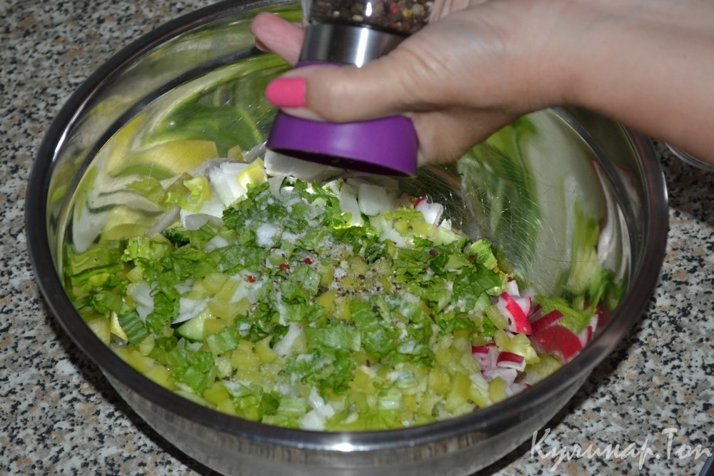 Салат с редисом, болгарским перцем и огурцами
