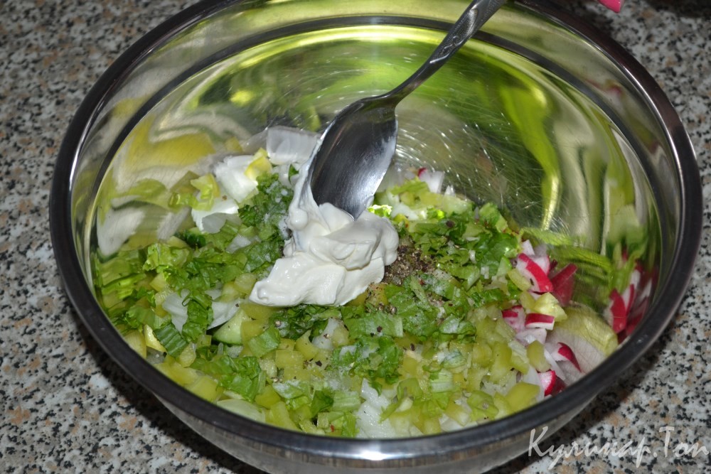 Салат с редисом, болгарским перцем и огурцами
