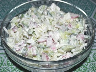 Салат с редисом, болгарским перцем и огурцами