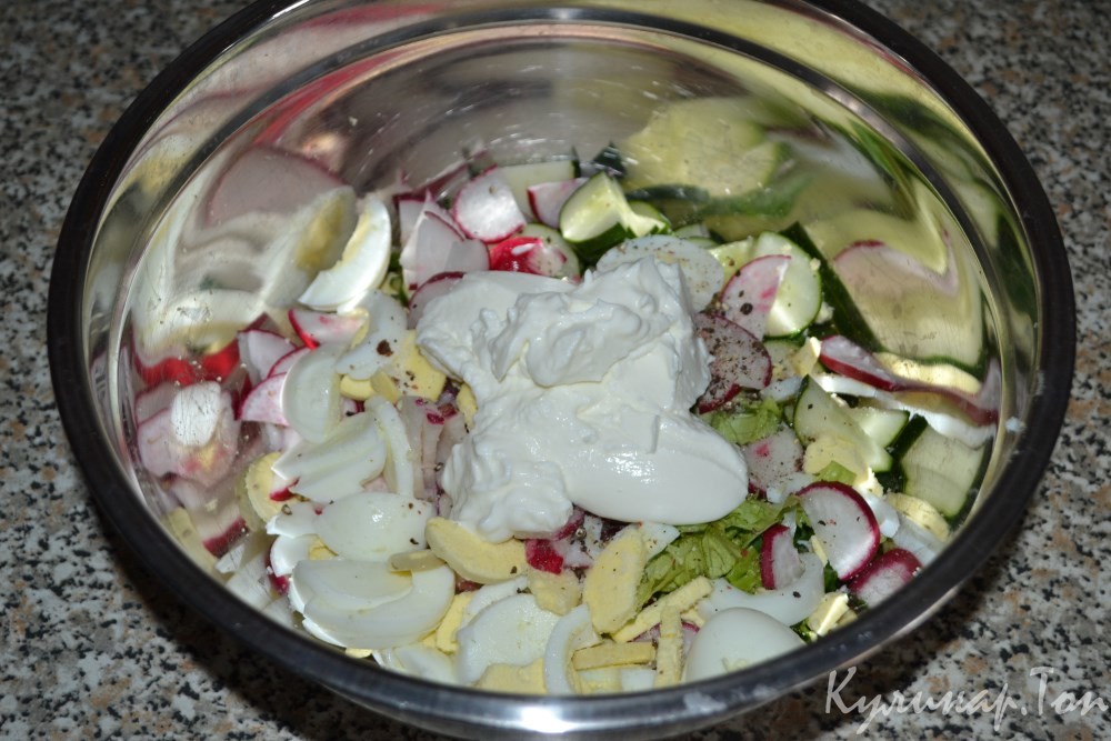 Салат с редисом, огурцами и яйцами