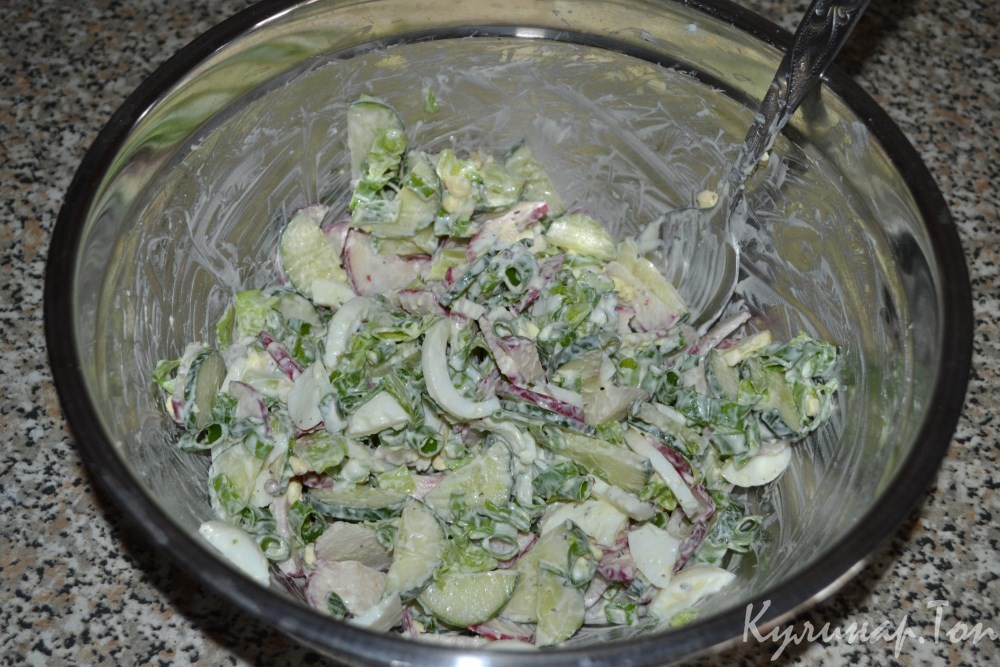 Салат с редисом, огурцами и яйцами