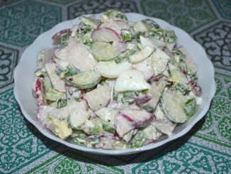Салат с редисом, огурцами и яйцами