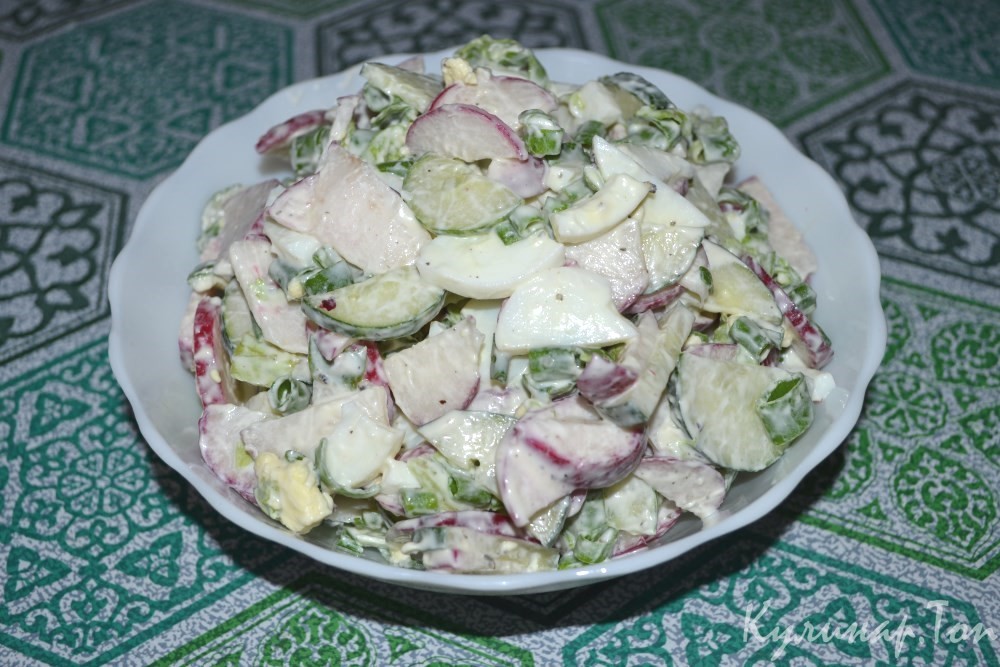 Салат с редисом, огурцами и яйцами