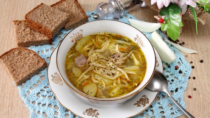 Суп с картошкой, фрикадельками и лапшой Суп с картошкой, фрикадельками и лапшой