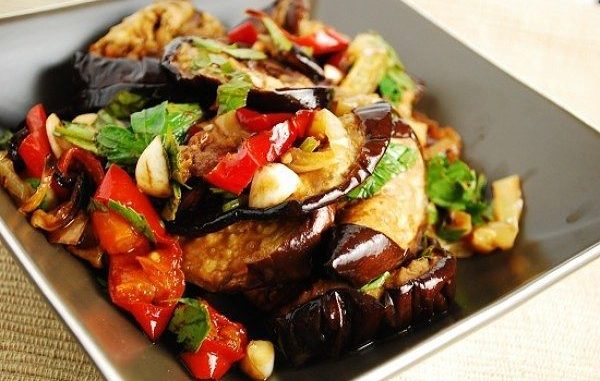 Теплый салат с курицей и баклажанами Теплый салат с курицей и баклажанами