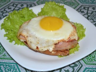 Тосты с яйцами, беконом и сыром