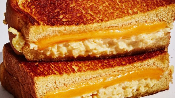 Breakfast Grilled Cheese with Soft Scrambled Eggs (Статьи)