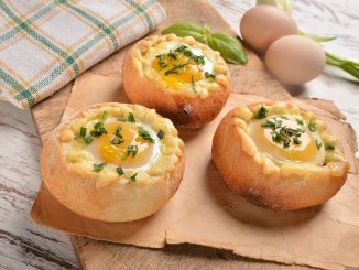 Горячие булочки с яйцом, сыром и ветчиной на завтрак