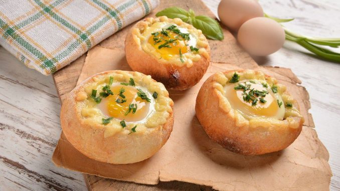 Горячие булочки с яйцом, сыром и ветчиной на завтрак Горячие булочки с яйцом, сыром и ветчиной на завтрак