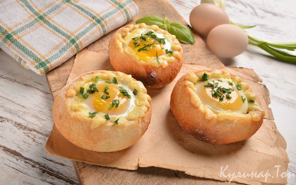Горячие булочки с яйцом, сыром и ветчиной на завтрак