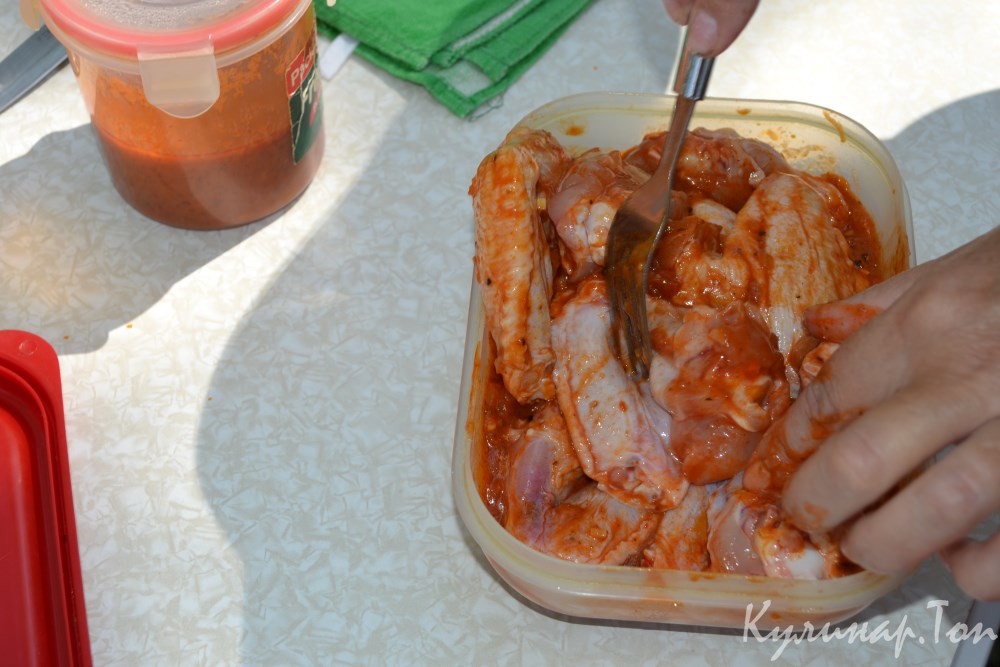 Куриные крылышки на гриле с домашним соусом BBQ