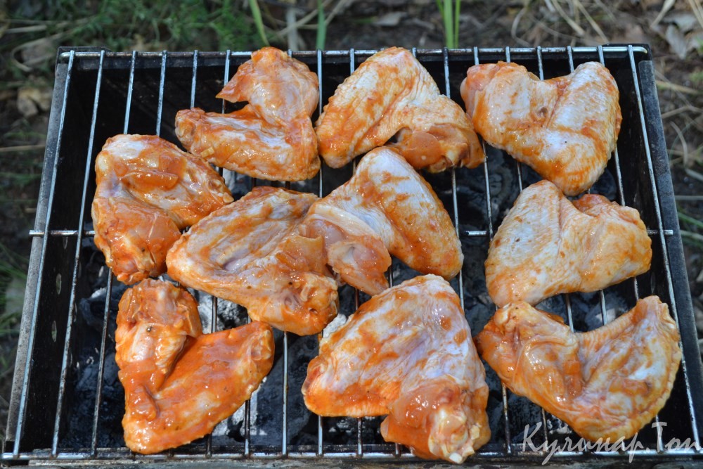 Куриные крылышки на гриле с домашним соусом BBQ
