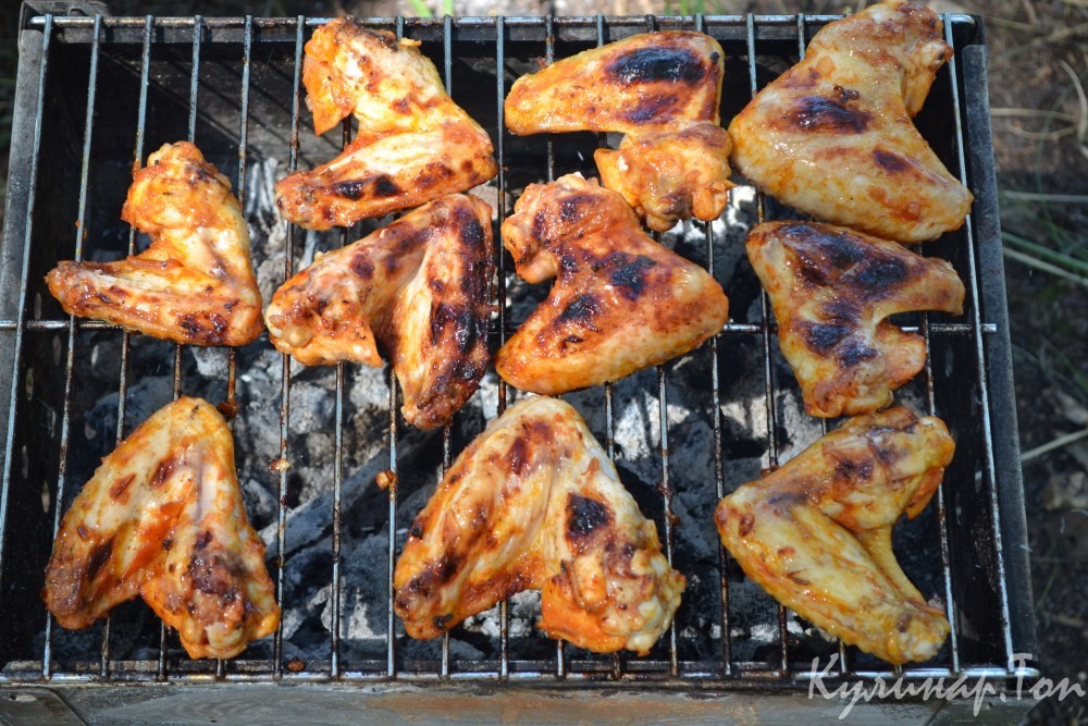 Куриные крылышки на гриле с домашним соусом BBQ