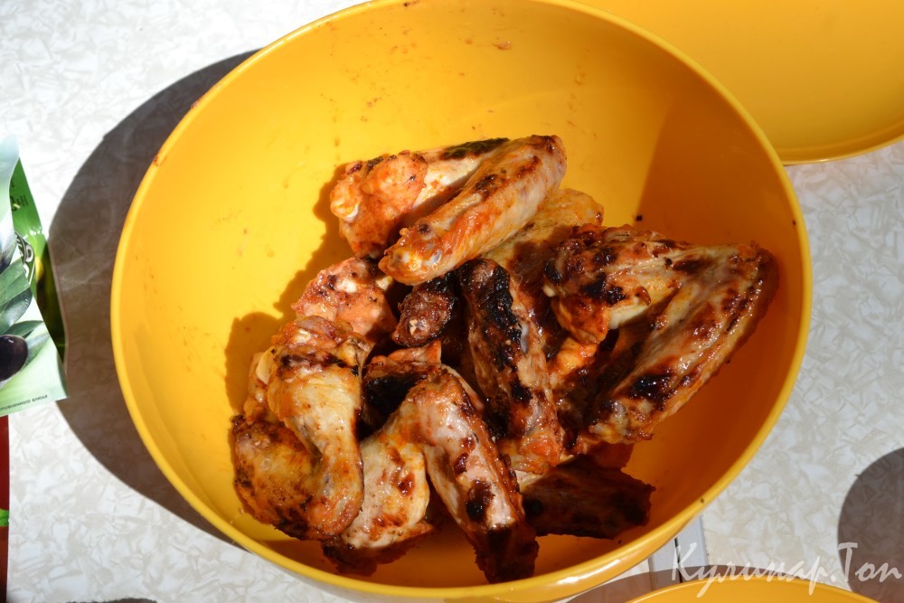 Куриные крылышки на гриле с домашним соусом BBQ