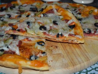 Пицца с сырокопченой колбасой и маслинами