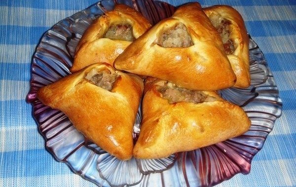 Расстегаи с пангасиусом и томленым луком Расстегаи с пангасиусом и томленым луком