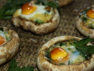 Шампиньоны, фаршированные глазуньей из перепелиных яиц