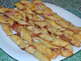Слоеные палочки с беконом