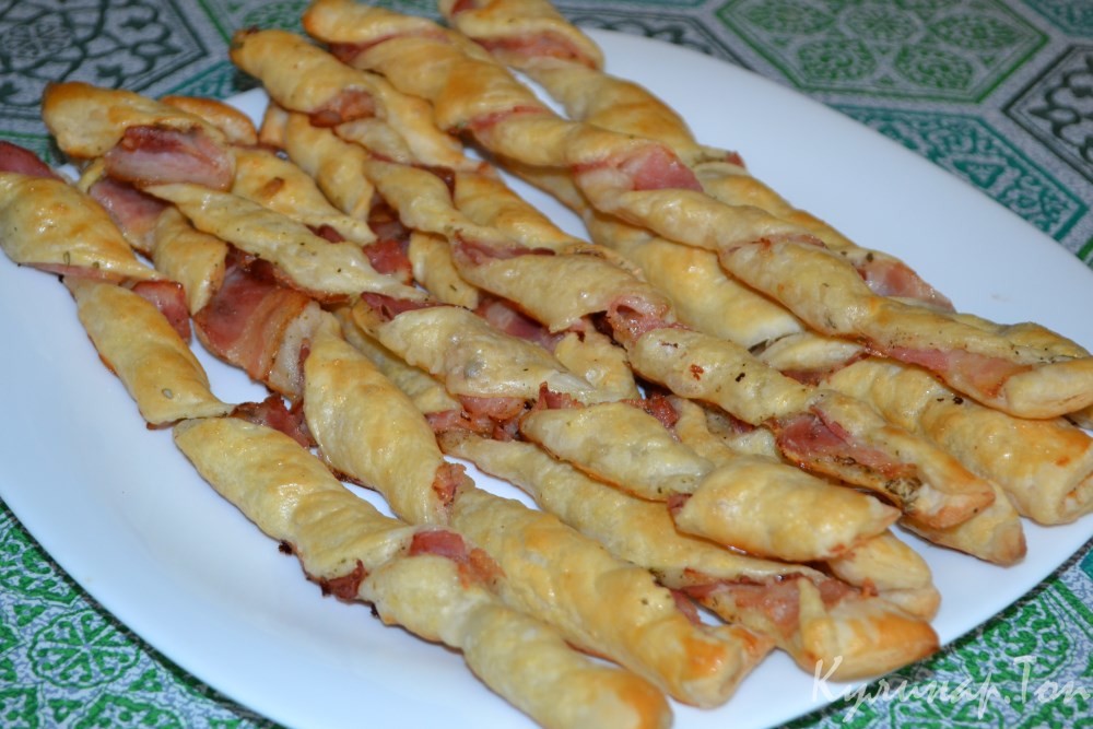 Слоеные палочки с беконом