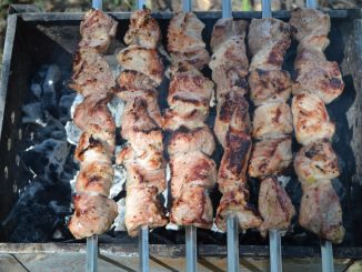 Свиной шашлык в маринаде из киви