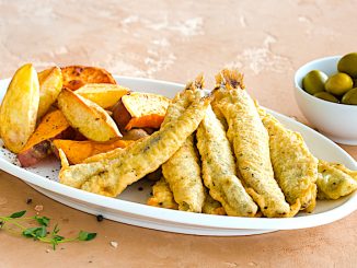 Фиш-н-чипс из мойвы и картофеля с майонезом