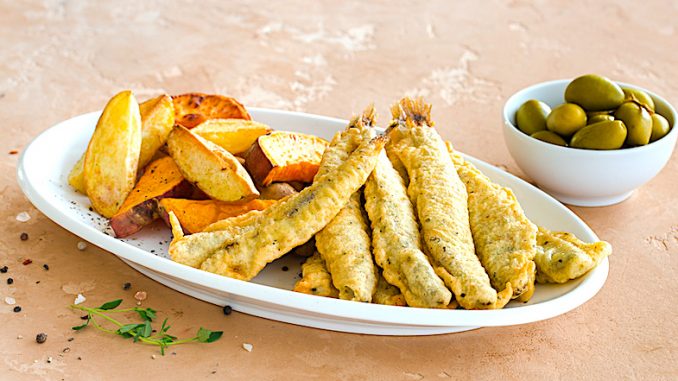 фиш-н-чипс из мойвы и картофеля с майонезом Фиш-н-чипс из мойвы и картофеля с майонезом