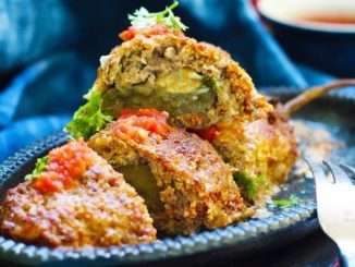 Баклажаны с сыром, запеченные в пеленке из фарша