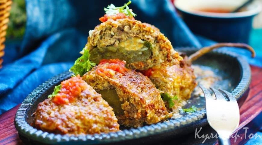 Баклажаны с сыром, запеченные в пеленке из фарша