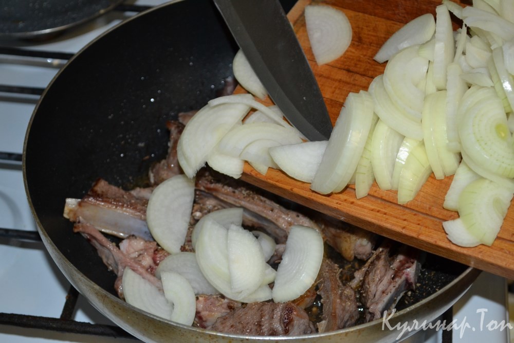 Бараньи ребрышки, тушенные под луком