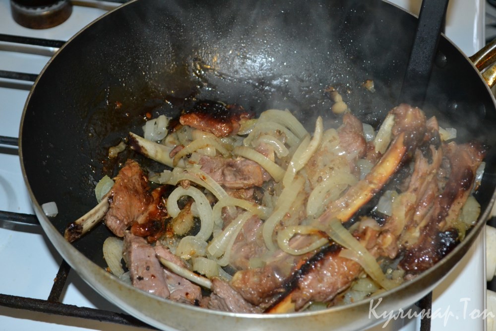 Бараньи ребрышки, тушенные под луком