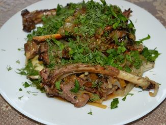 Бараньи ребрышки, тушенные под луком