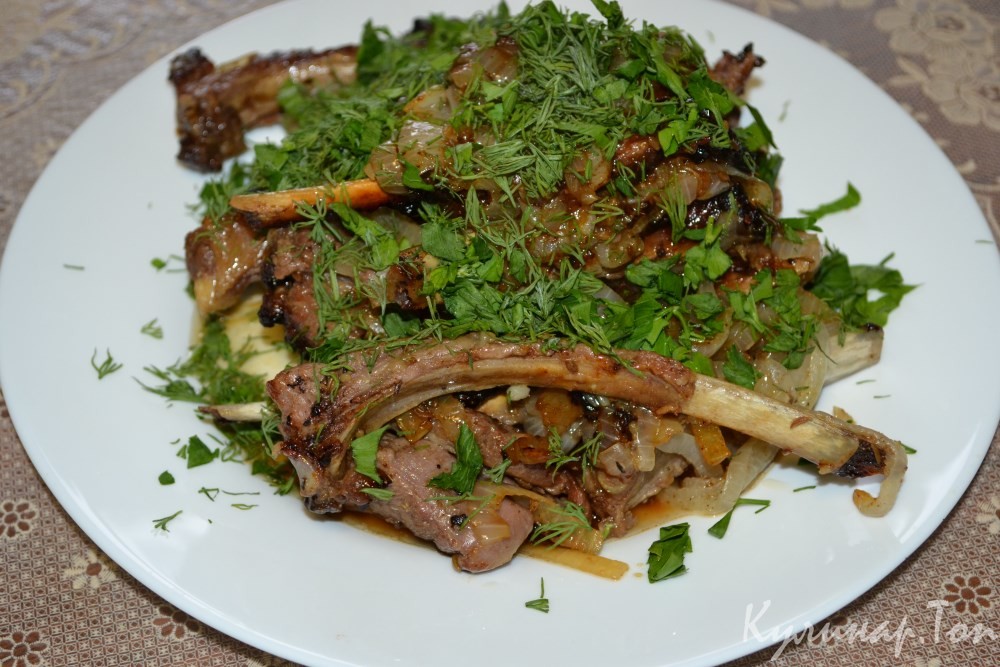 Бараньи ребрышки, тушенные под луком
