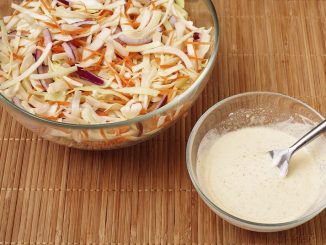 Коул-слоу с изюмом и заправкой из ряженки