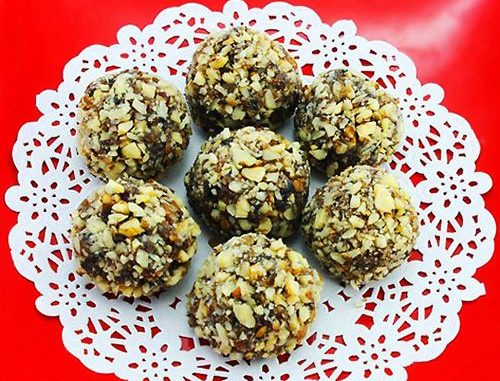 Шарики из сухофруктов с орешкам Шарики из сухофруктов с орешками