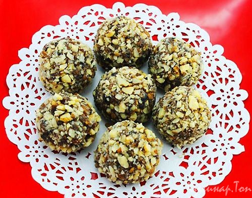 Шарики из сухофруктов с орешками